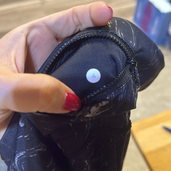 Lululemon Black Patterned Leggings size 4 - Picture 11 of 11